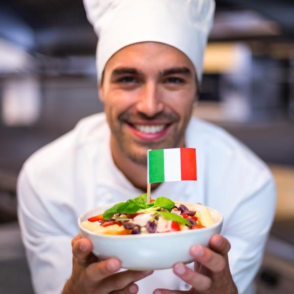 Servizio NCC Milano: bel chef presenta un pasto con la bandiera italiana